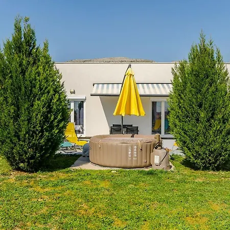 Будинок відпочинку House Christine *